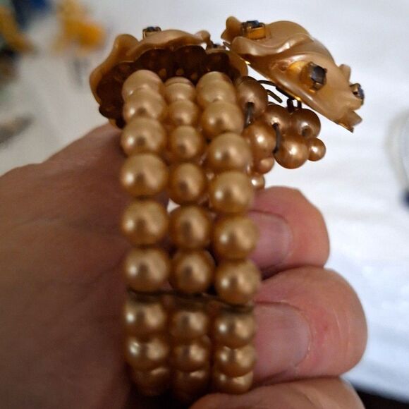 A Women's Vintage Costume Jewelry Bracelet Memory Wire Faux Pearl Grannycore. - Picture 7 of 7